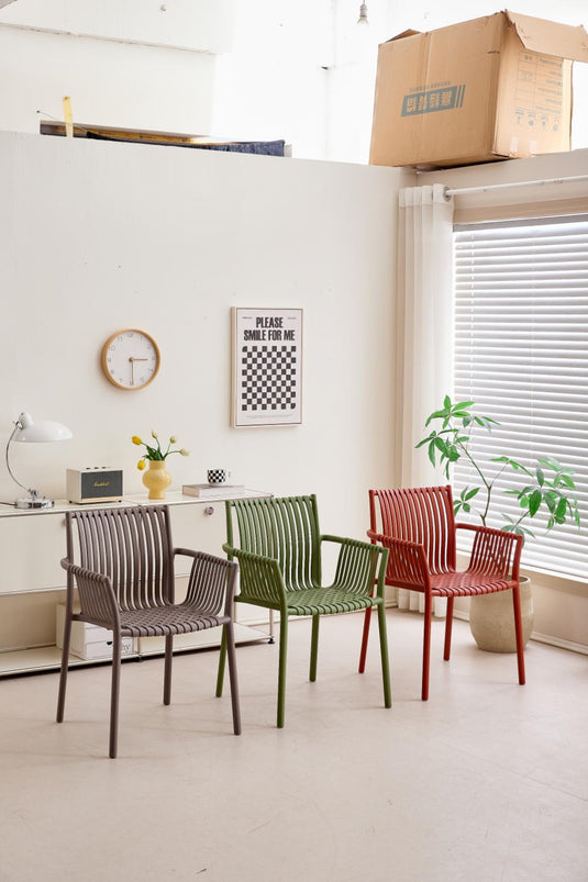 Set de 4 Sillas Madrid con Brazos, Color Rojo, con Espaldar y Diseño Moderno