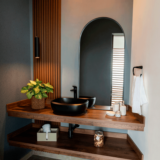 Espejo Rectangular Marsella, Negro, con Extremo Superior Curvo y en Estructura Metálica