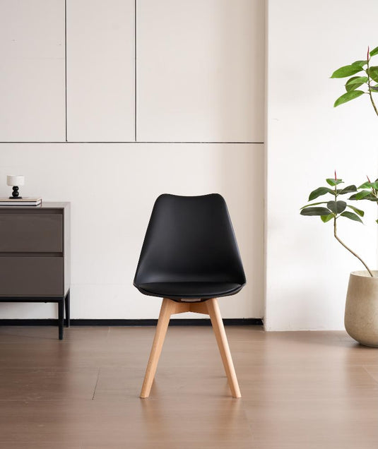 Set de 4 Sillas Fyn, Negro, Diseño Minimalista con Espaldar, Cojín y Patas de Madera