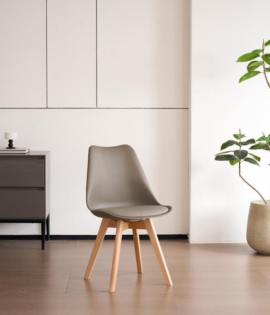 Silla Fyn, Taupe, Diseño Minimalista Con Espaldar, Cojín y Patas De Madera
