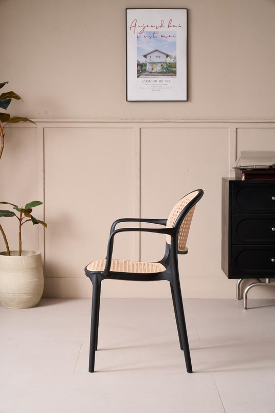 Set de 4 Sillas con Brazos Nest, Color Negro y Beige, con Espaldar y Asiento en Rejilla