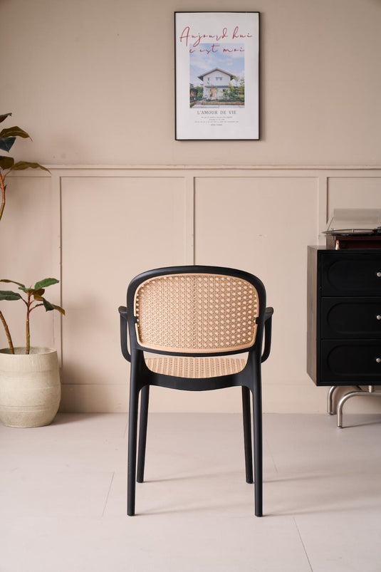 Set de 4 Sillas con Brazos Nest, Color Negro y Beige, con Espaldar y Asiento en Rejilla