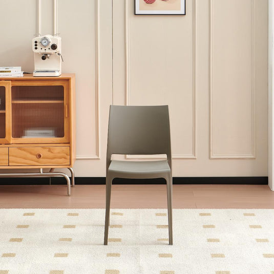 Silla Soho, Taupe, con Espaldar Cerrado y Diseño Minimalista