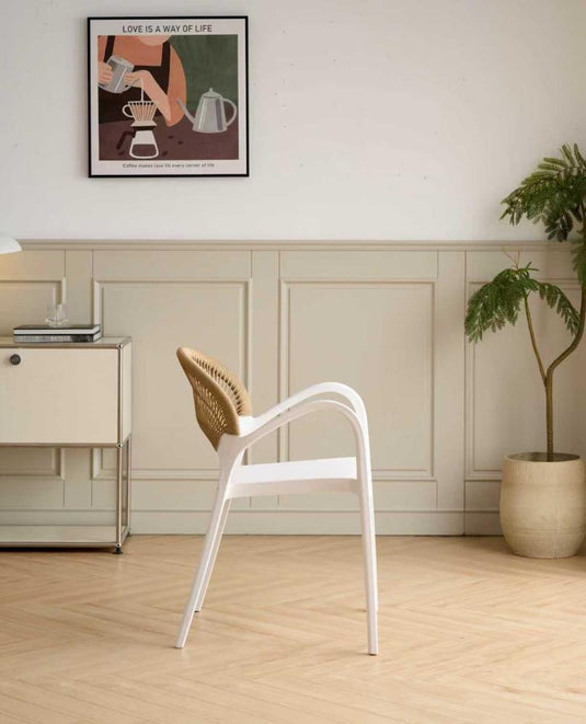 Silla Daytona, Blanco y Café claro , Con Espaldar, Reposa Brazos y Diseño Minimalista