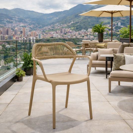Silla con Brazos Bombay, Khaki y Beige, con Espaldar en Cuerdas y Diseño Moderno