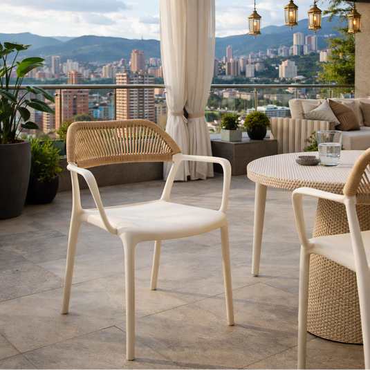 Silla con Brazos Bombay, Taupe Claro y Beige, con Espaldar en Cuerdas y Diseño Moderno