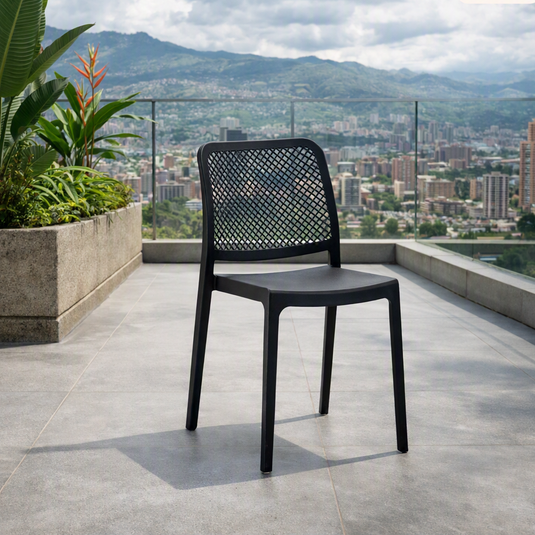 Set de 4 Sillas Manhattan, Negra, con Espaldar en Rejilla y Diseño Minimalista