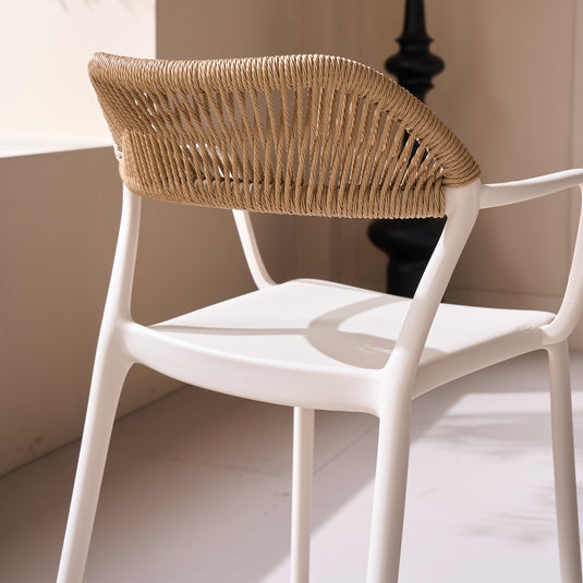 Silla con Brazos Bombay, Taupe Claro y Beige, con Espaldar en Cuerdas y Diseño Moderno