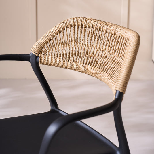 Silla con Brazos Bombay, Negro y Beige, con Espaldar en Cuerdas y Diseño Moderno