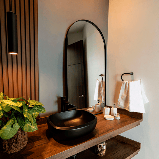 Espejo Rectangular Marsella, Negro, con Extremo Superior Curvo y en Estructura Metálica