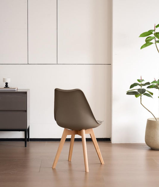 Silla Fyn, Taupe, Diseño Minimalista Con Espaldar, Cojín y Patas De Madera