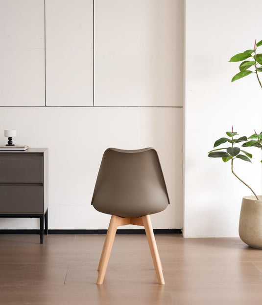 Silla Fyn, Taupe, Diseño Minimalista Con Espaldar, Cojín y Patas De Madera