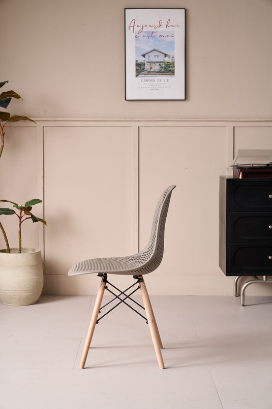Silla Aira, Color Taupe, con Espaldar y Patas en Madera