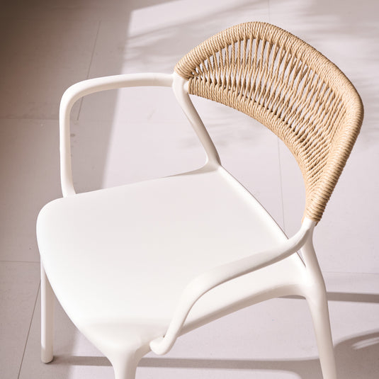 Silla con Brazos Bombay, Taupe Claro y Beige, con Espaldar en Cuerdas y Diseño Moderno