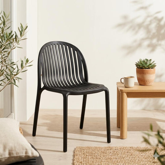 Set de 4 Sillas Marruecos, Negro, con Espaldar en Rayas y Diseño Minimalista